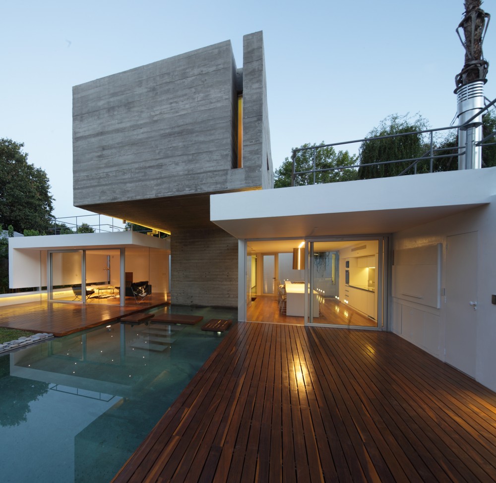 Bunker House Built Around a Pool by Estudio Botteri-Connell