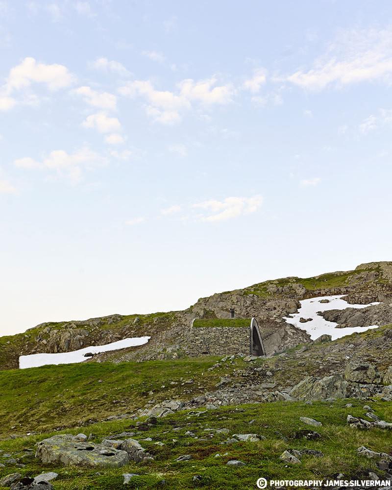 Åkrafjorden-Hunting-Lodge-Camouflaged-Into-Norwegian-Hillside