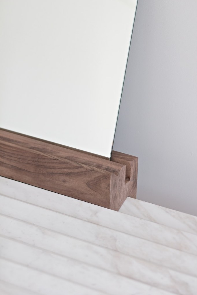 Grooved Mirror Support Module of HIMANDHER Dressing Table