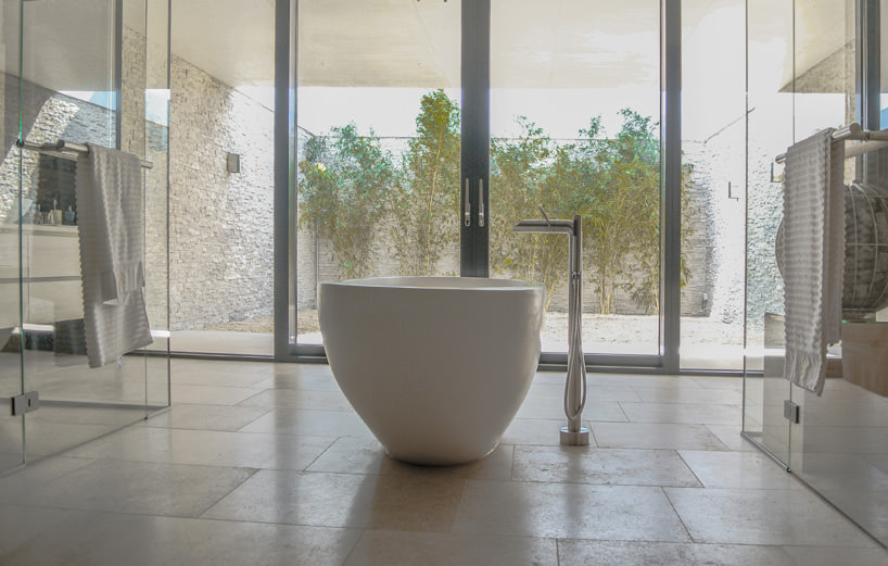 Bathroom of Villa New Water by Waterstudio
