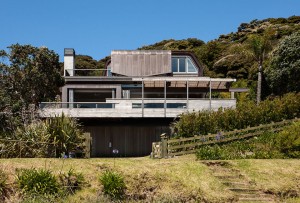 Rawhiti Bach in New Zealand by Studio Pacific Architecture