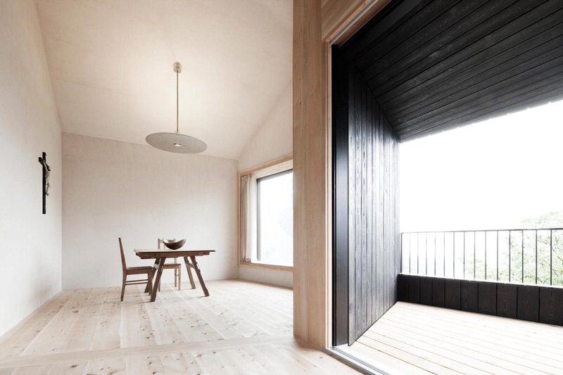 minimalist-interior-space-of-alpine-cabin-by-pedevilla