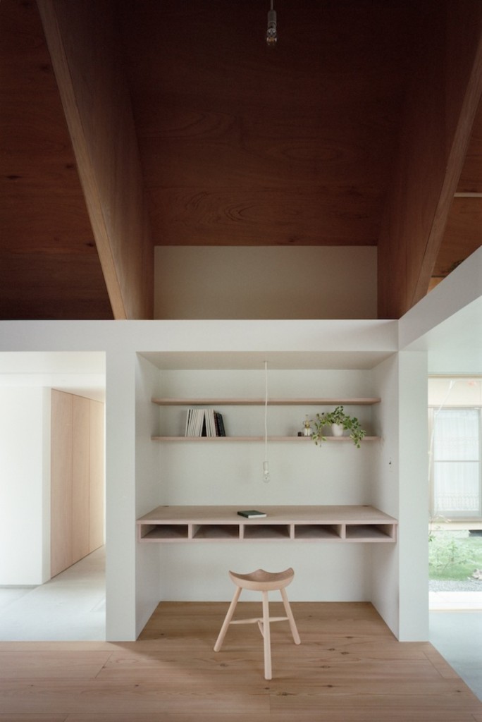Minimalist Plywood Desk Area in Koya No Sumika
