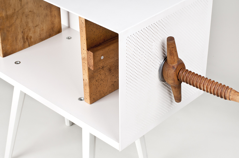Twist Me! Bookcase with Screwing Bookends by Mejd Studio