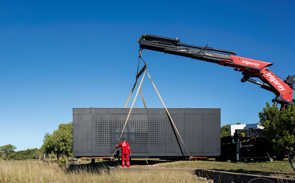 Transporting a MINI MOD Prefabricated House with Crane and Truck