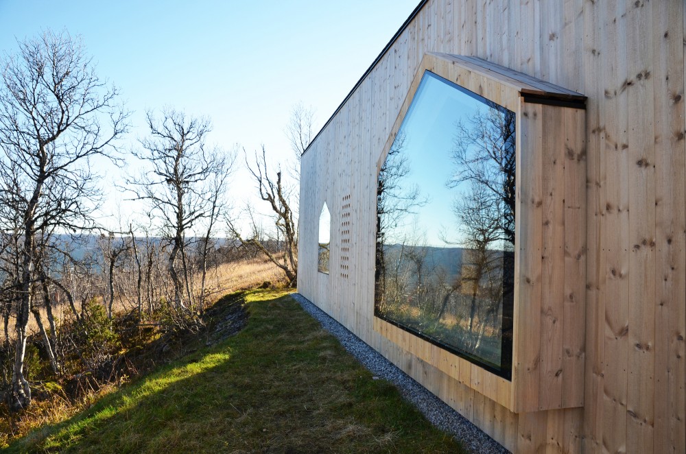 Exterior of Timber Clad Split View Mountain Lodge with Protruding Box Window