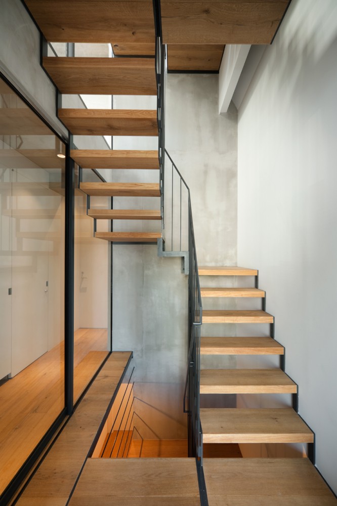 Minimalist Staircase in Skycourt House by Keiji Ashizawa