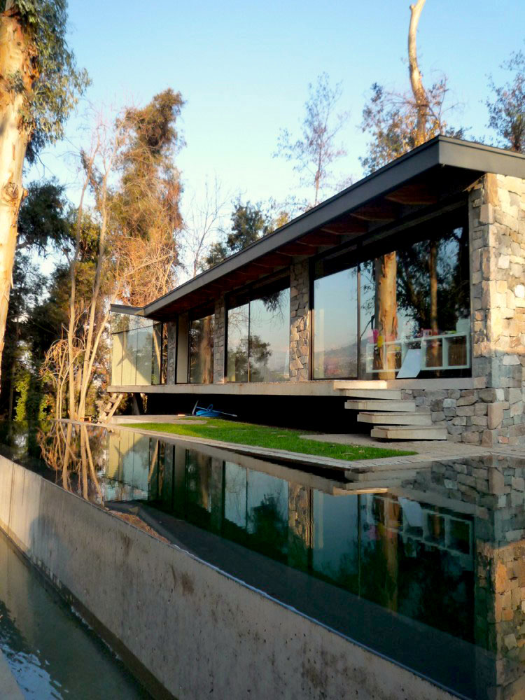 Raised Pool of Casa Boher by S3 Schmidt Arquitectos