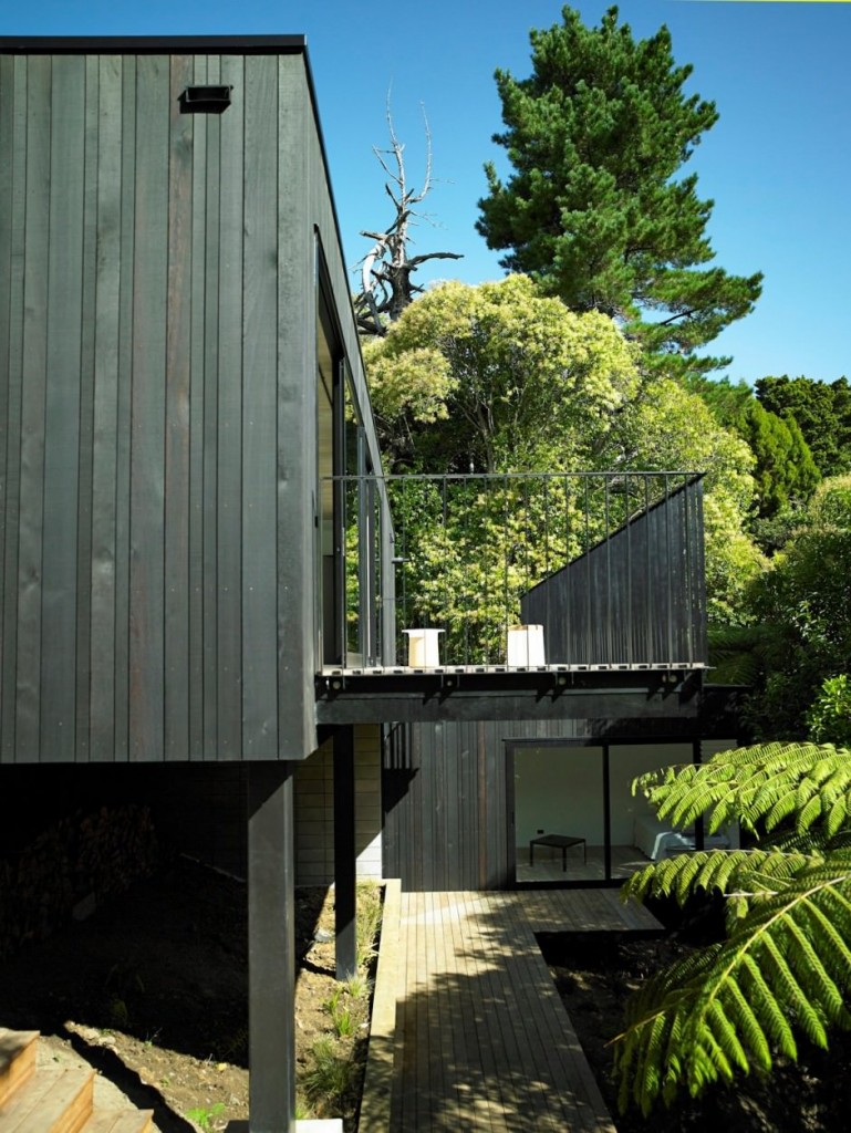 Balcony Supported by Tiered Volumes at Waiatarua House