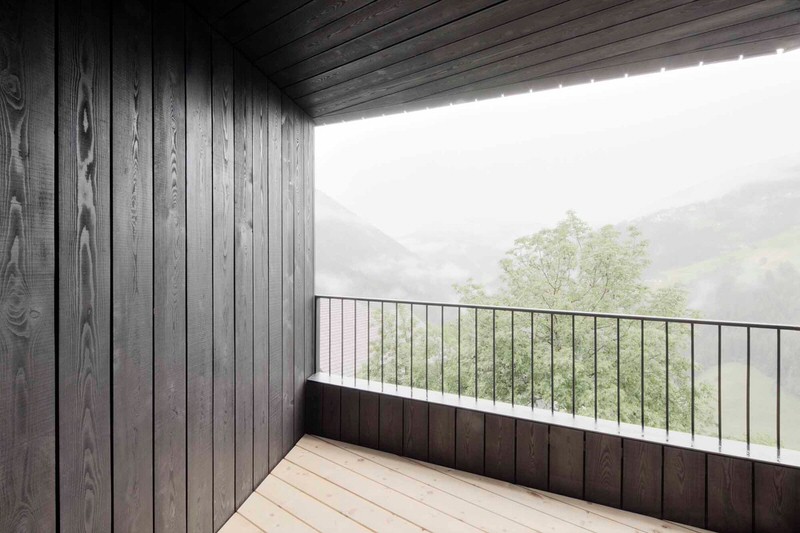 minimalist-balcony-of-tyrolean-alpine-cabins-by-la-pedevi-llajpg
