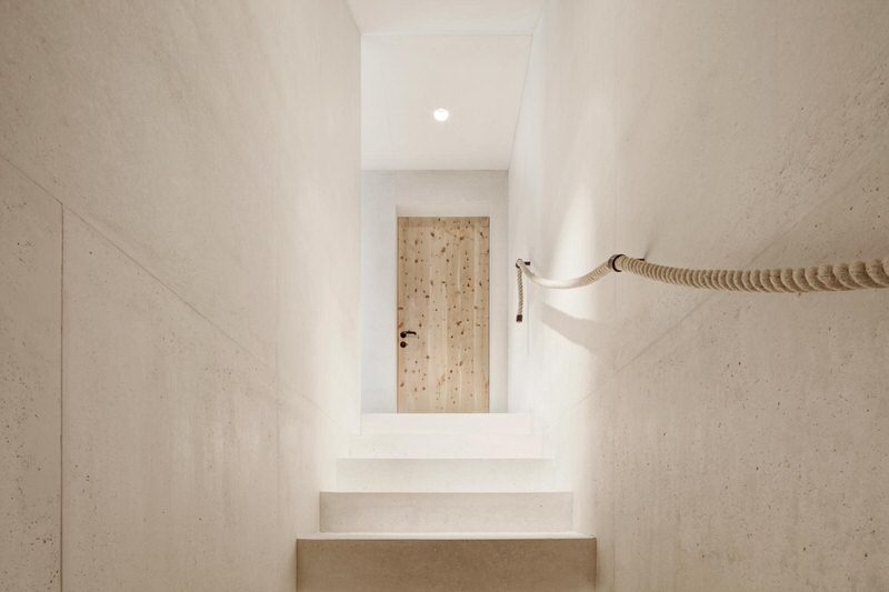minimalist-staircase-with-white-dolomite-concrete